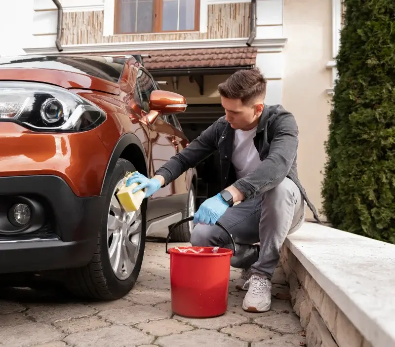 Lavage auto à domicile Ghisoni : professionnel intervenant sur un véhicule